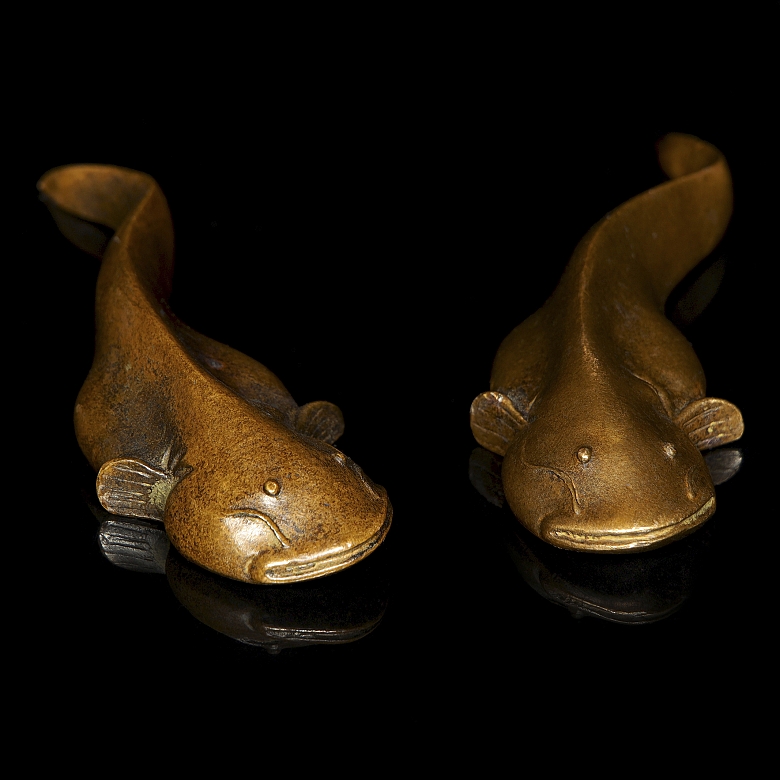 Pareja de figuras de bronce