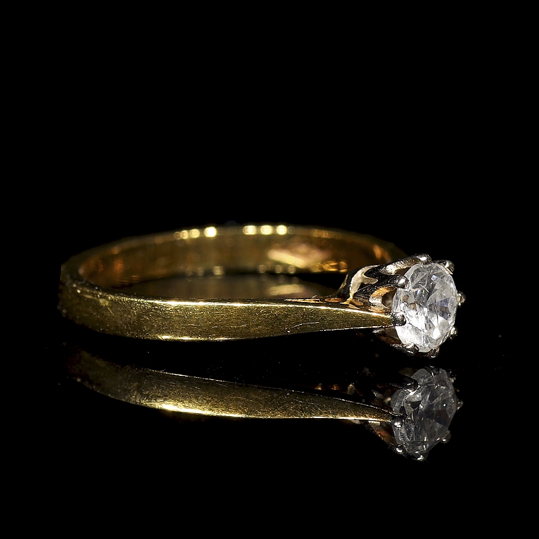 Antiguo anillo solitario de oro amarillo con diamante