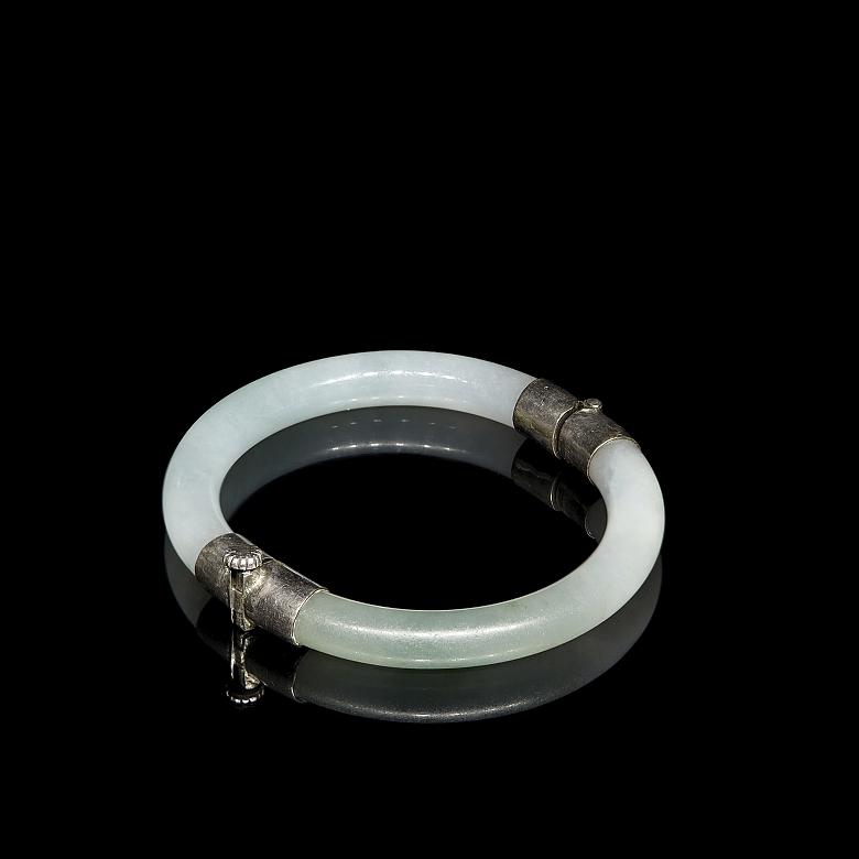 Esclava de jade con cierre metálico, dinastía Qing