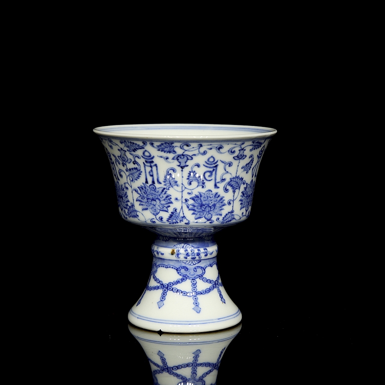 Pequeña copa de porcelana esmaltada