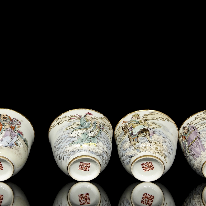 Ocho tazas de porcelana 