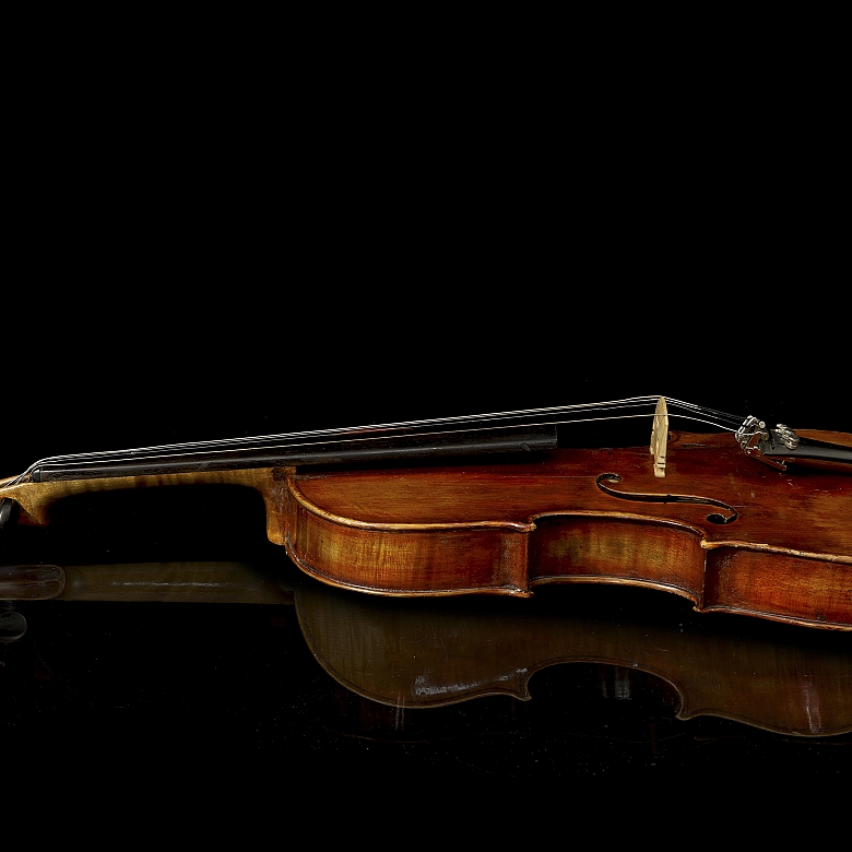 Violín etiquetado en su interior como