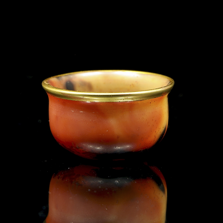 Pequeña taza de ágata y borde dorado, dinastía Liao