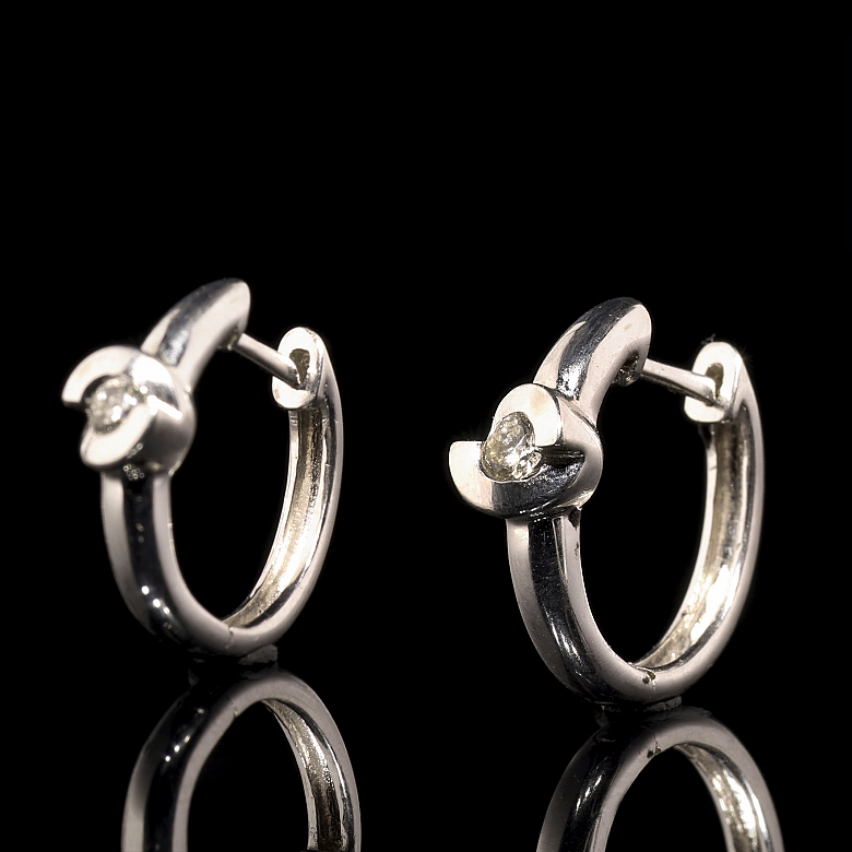 Pendientes de aro en oro blanco de 18k con diamantes