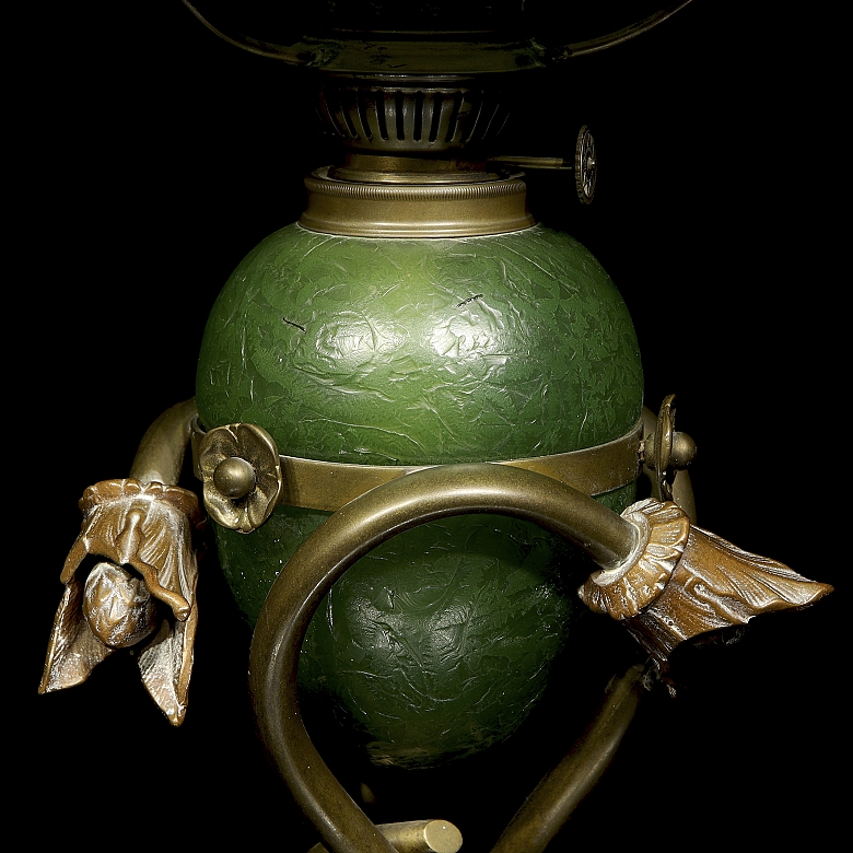 Pareja de quinqués de vidrio y bronce Art Noveau, Europa, c. 1900