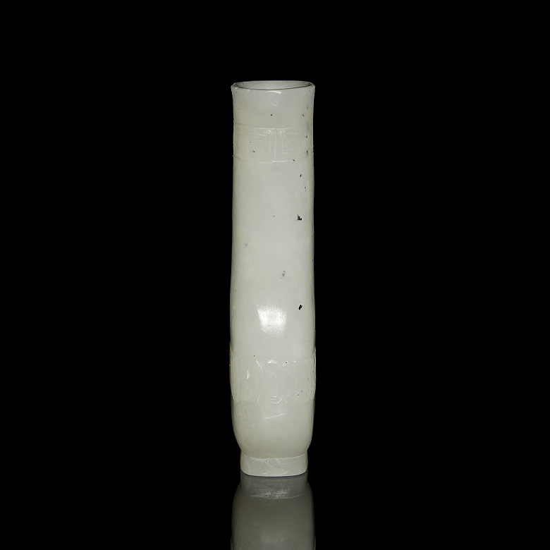 Pequeño jarrón de jade blanco, dinastía Qing