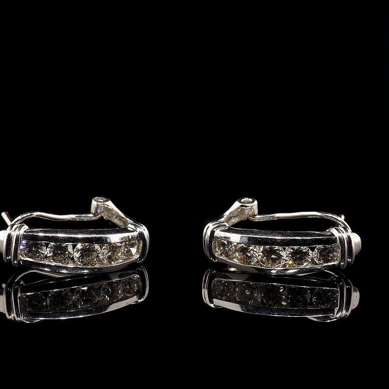 Pendientes de medio aro en oro blanco de 18K y diamantes