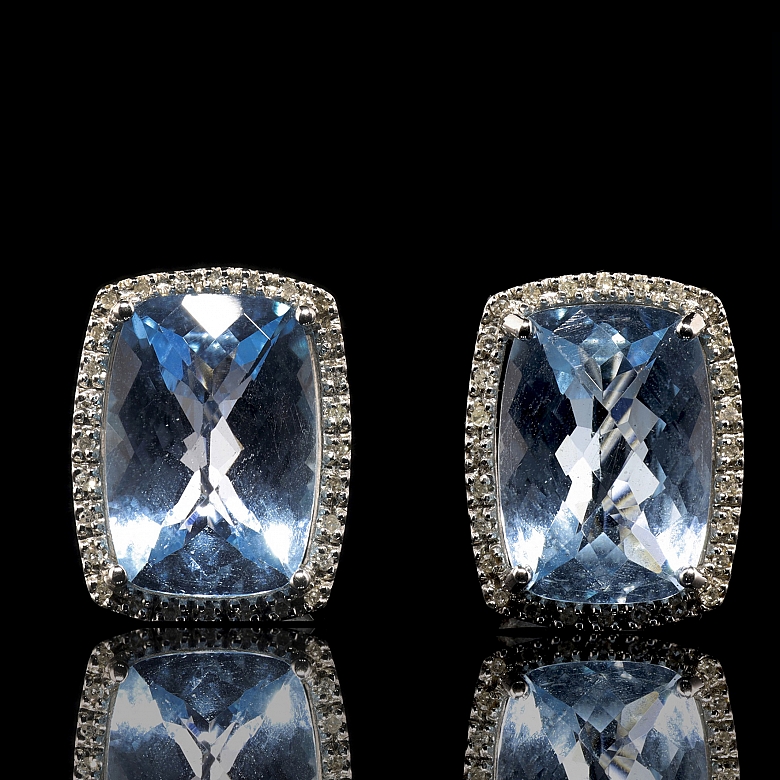 Pendientes en oro blanco de 18K, topacios y diamantes