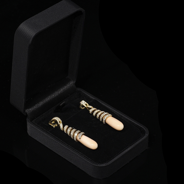 Pendientes largos de oro amarillo de 18K con diamantes y coral rosa - 5