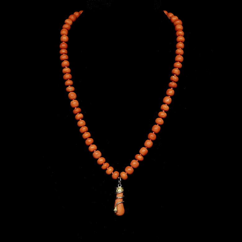 Collar de oro amarillo y coral