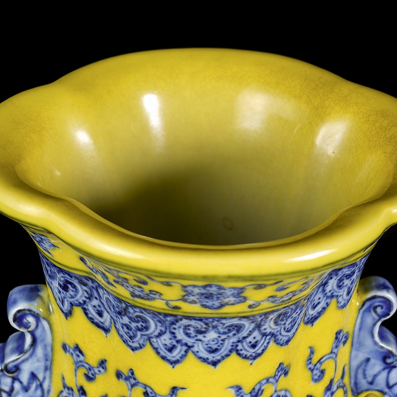 Jarrón de porcelana en azul y amarillo 