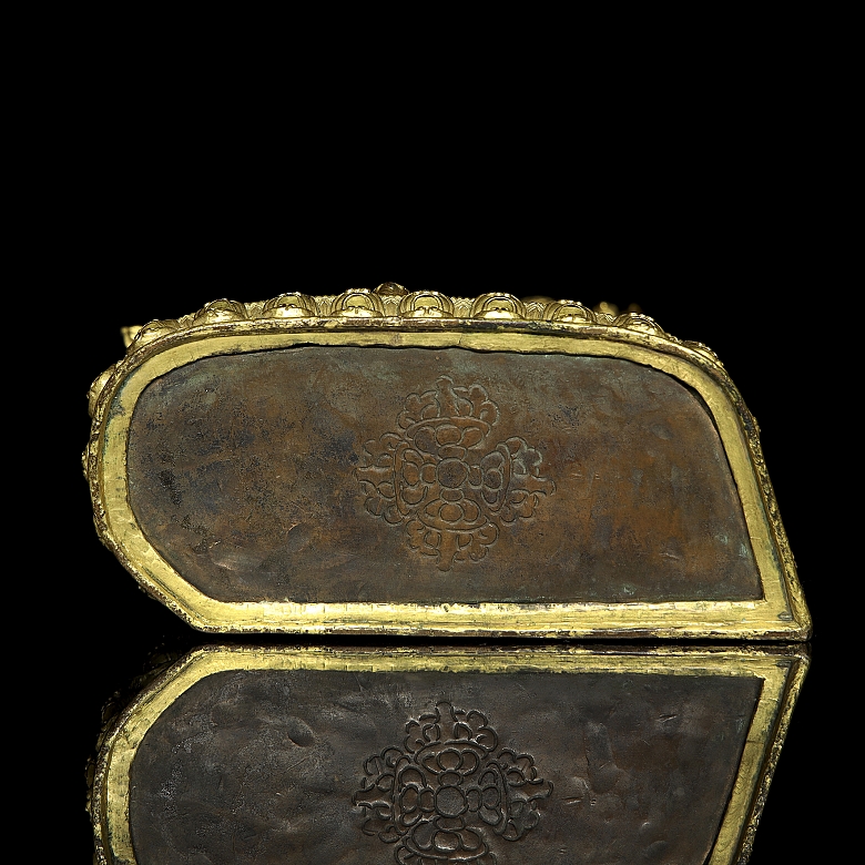 Grupo escultórico de bronce dorado 