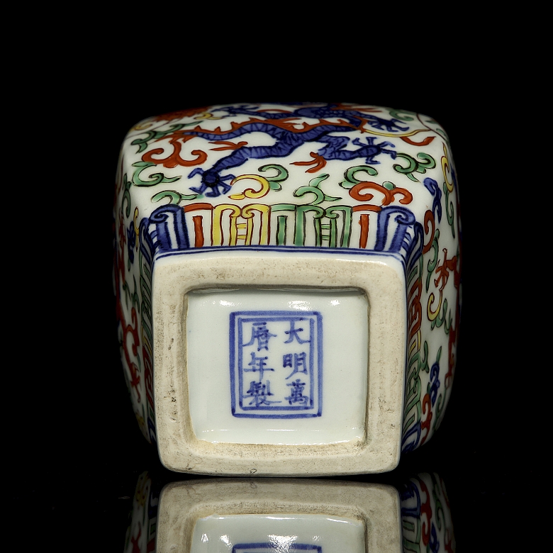 Recipiente con esmalte wucai