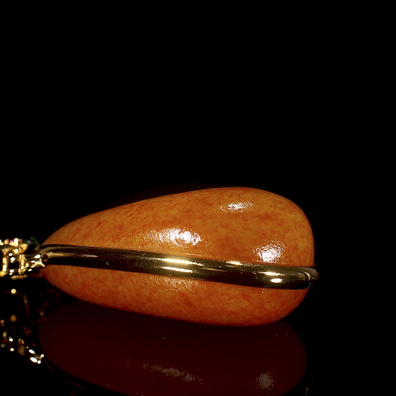 Collar de jade tallado de Hetian con montura de metal dorado, s.XX