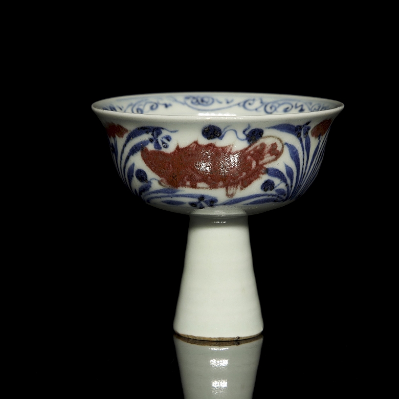 Glazed porcelain cup ‘Fish among seaweed’, Ming style