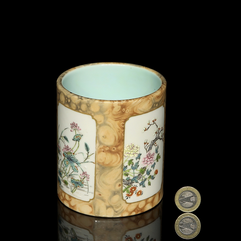 Porcelain Brush Pot ‘Flowers’, with Qianlong Seal - 8