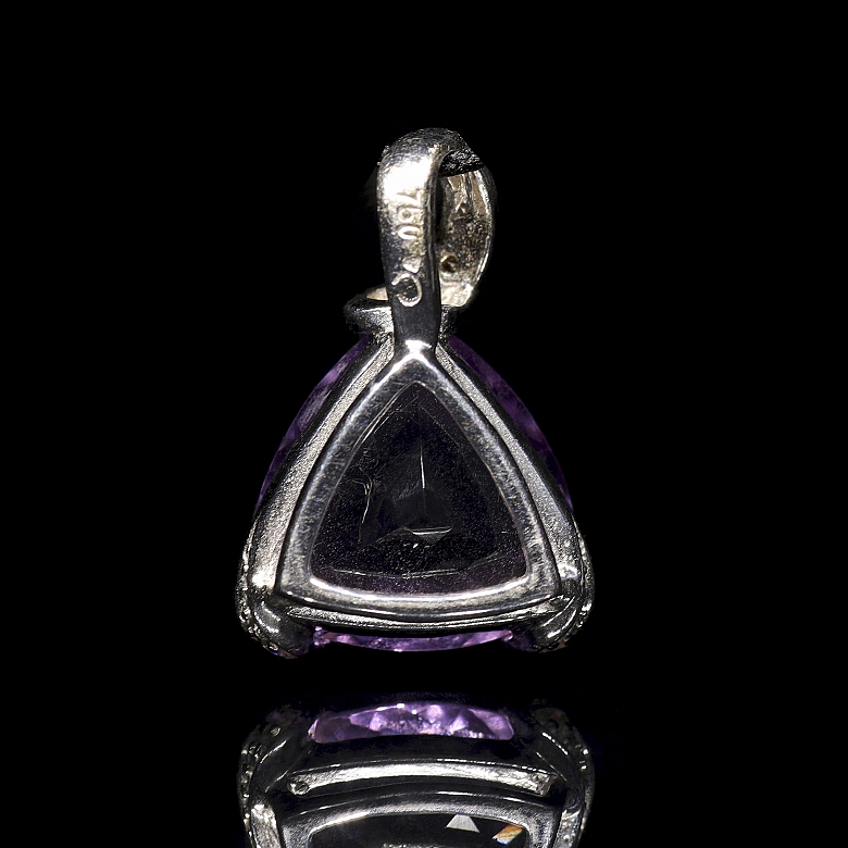 Colgante con amatista y diamantes en oro blanco de 18k