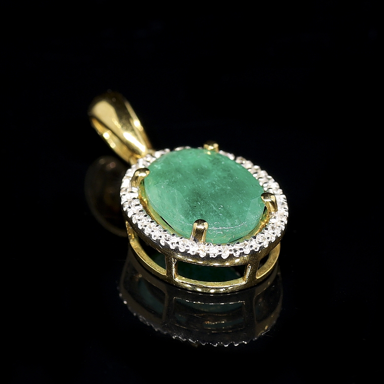 Colgante con esmeralda en oro amarillo de 18k y diamantes