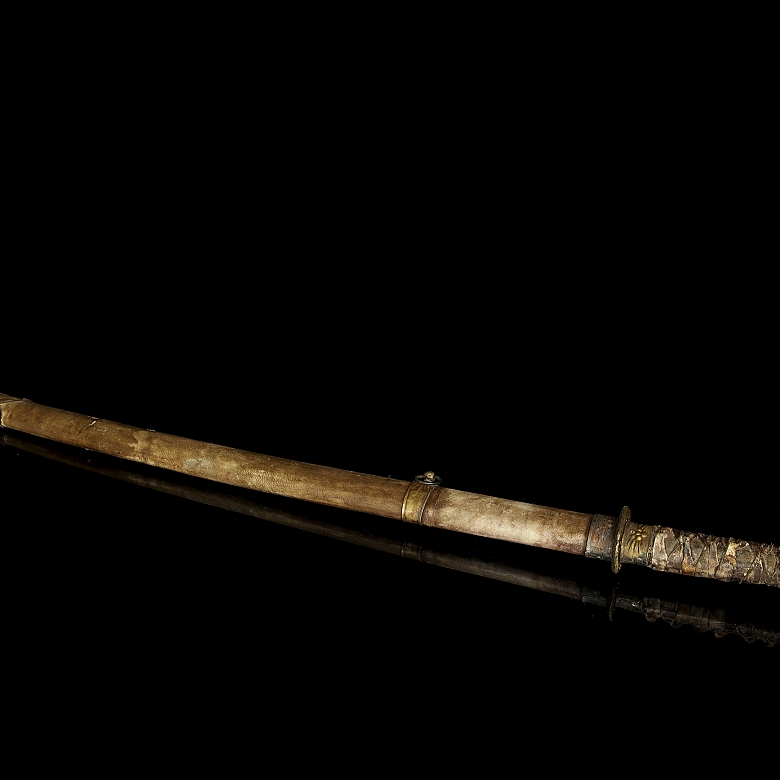 Antigua katana japonesa con vaina