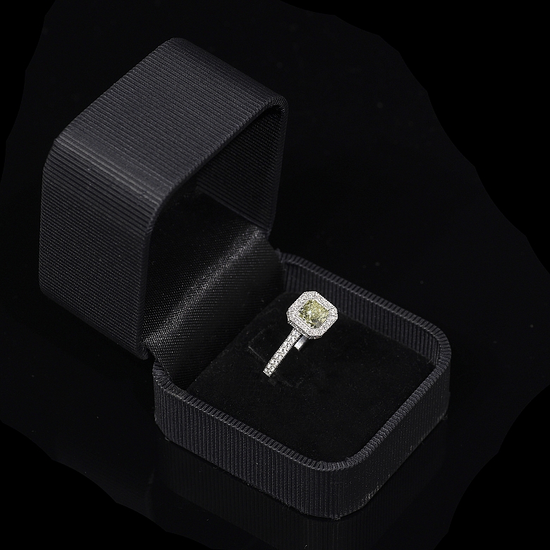 Sortija de oro blanco con diamante Fancy Yellow, 1.53 ct, certificado HRD