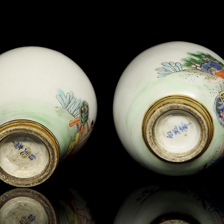 Ocho botellas de rapé esmaltadas 