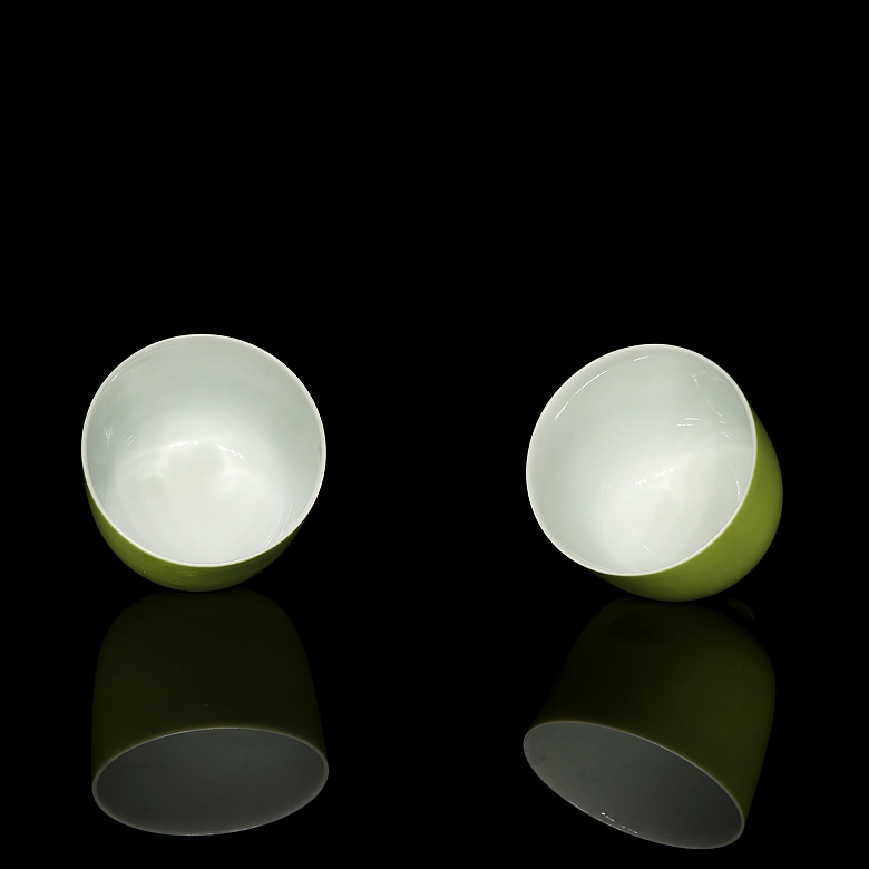 Pareja de tazas de porcelana con esmalte lima, con marca Kangxi