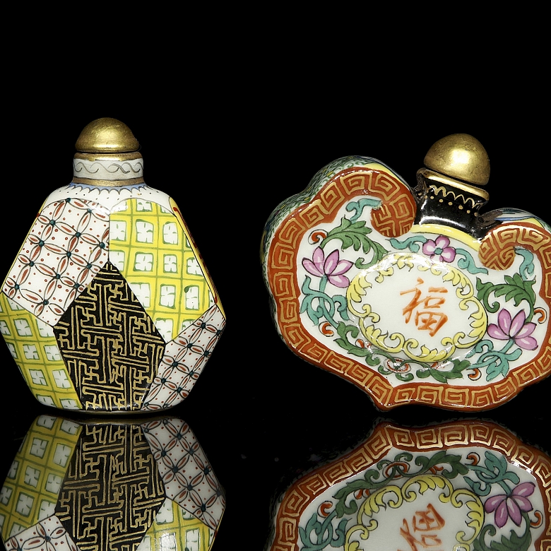 Pareja de botellas de rapé de porcelana esmaltada, con sello Qianlong