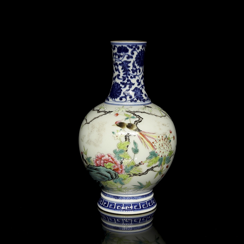 Porcelain vase ‘Birds on a Branch’ with Qianlong seal