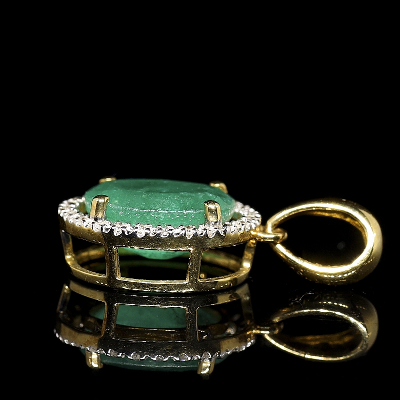 Colgante con esmeralda en oro amarillo de 18k y diamantes