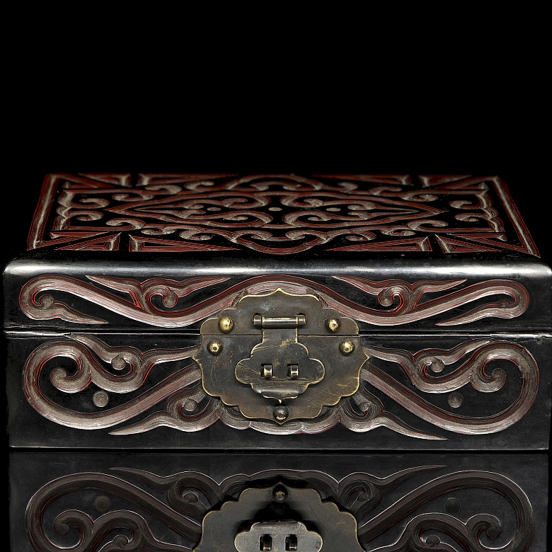 Lacquered wooden box ‘‘Scrolls’’, with Qianlong seal - 1