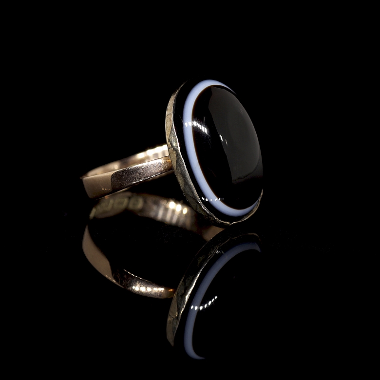 Anillo de oro amarillo con ágata