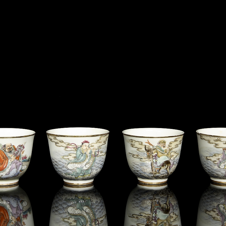 Ocho tazas de porcelana 