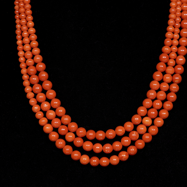 Collar de cuentas de coral y cierre de oro