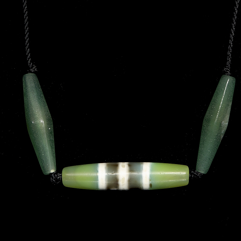 Collar de tres Dzi de ágata, dinastía Liao