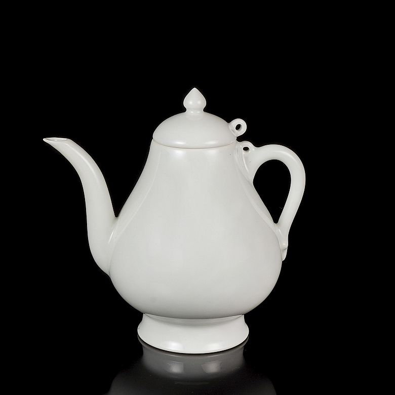 Porcelain teapot with white glaze, Qing dynasty