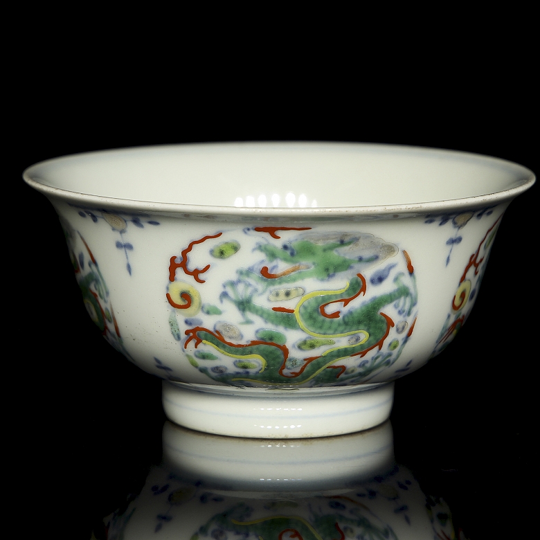 Glazed porcelain bowl ‘Dragons among clouds’, with Yongzheng seal