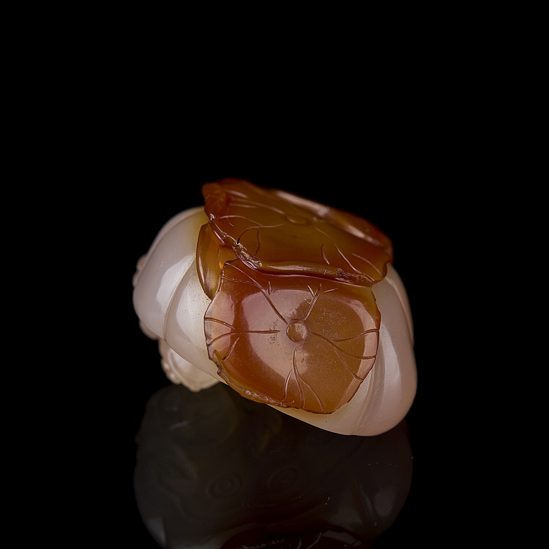 Agate carving ‘Frog on a Lotus’, Qing dynasty