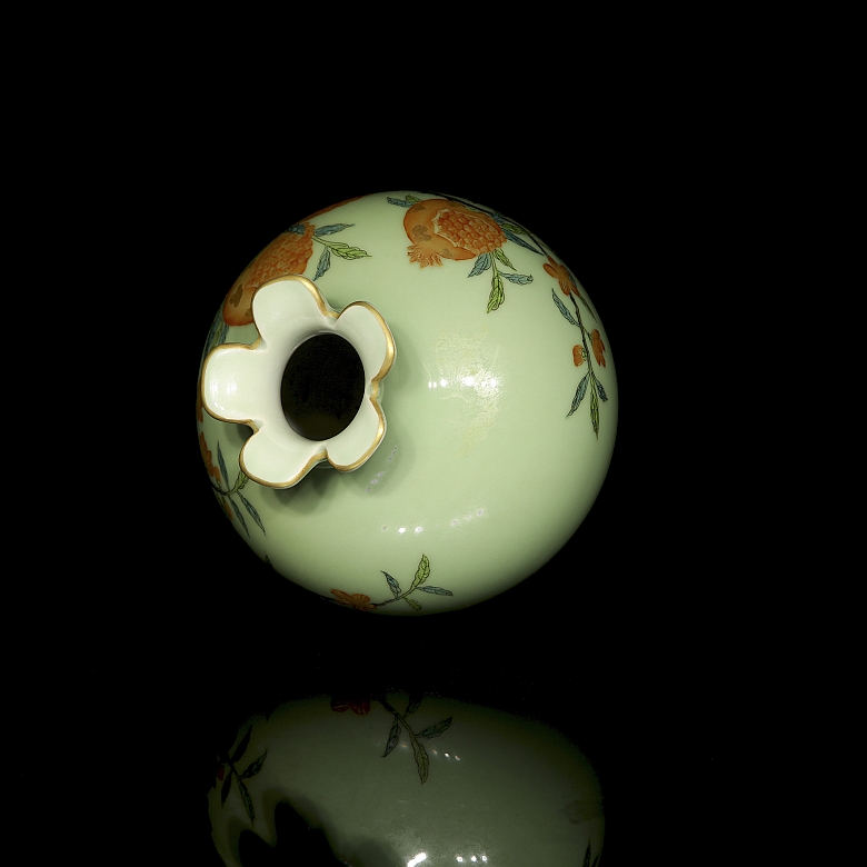 Glazed porcelain vase ‘Pomegranates’, with Qianlong Seal - 3