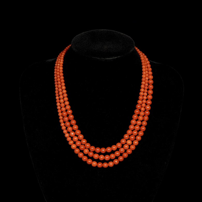 Collar de cuentas de coral y cierre de oro