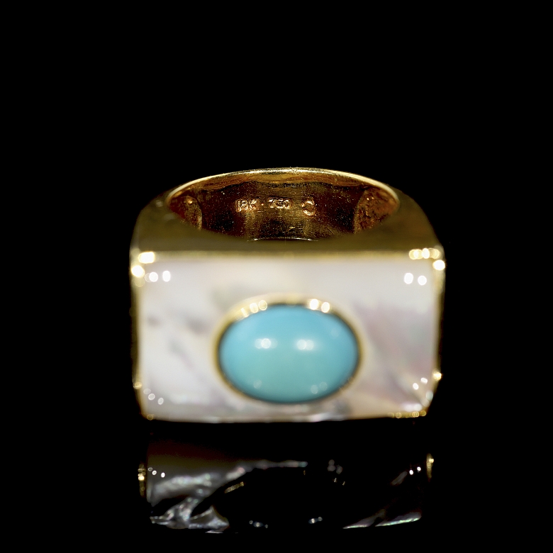Anillo tipo sello de oro amarillo de 18K, turquesa y nácar