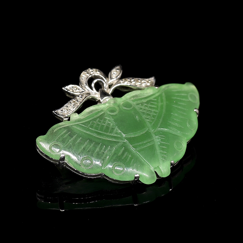 Broche en oro blanco de 18k con mariposa de jade y diamantes