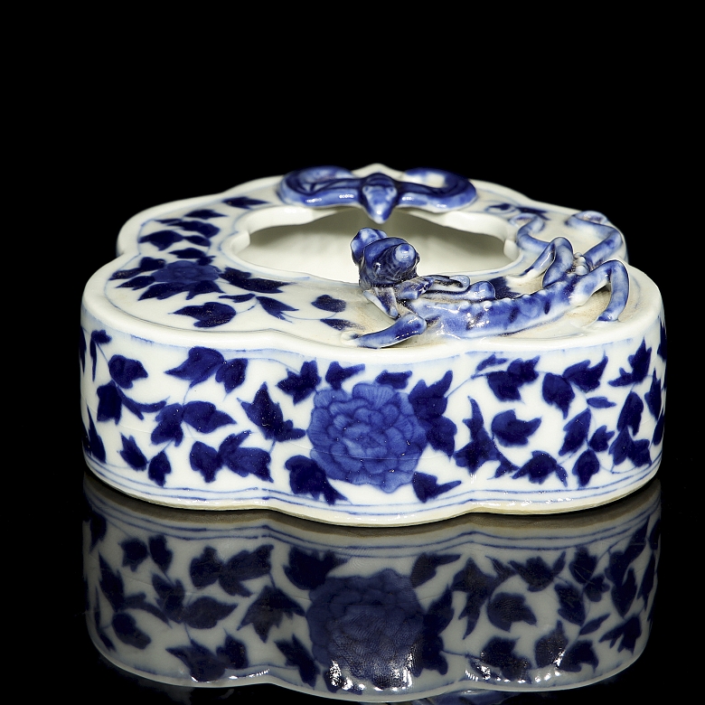 Tintero de porcelana azul y blanca 