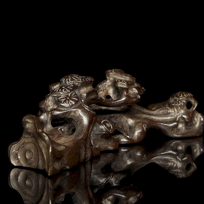 Carved wooden brush holder ‘Flowers’, Qing dynasty