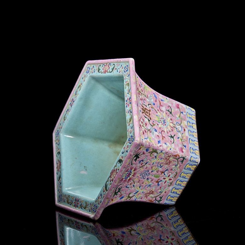Jardinera hexagonal de porcelana con esmaltes familia rosa, dinastía Qing