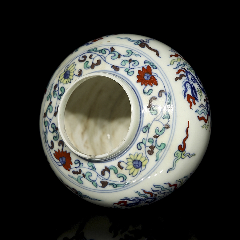 Small polychrome porcelain jar ‘Phoenix’, marked Tianqi