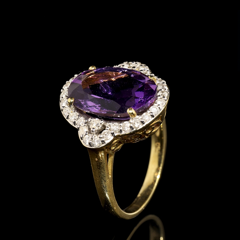 Anillo con amatista y diamantes en oro amarillo de 18K