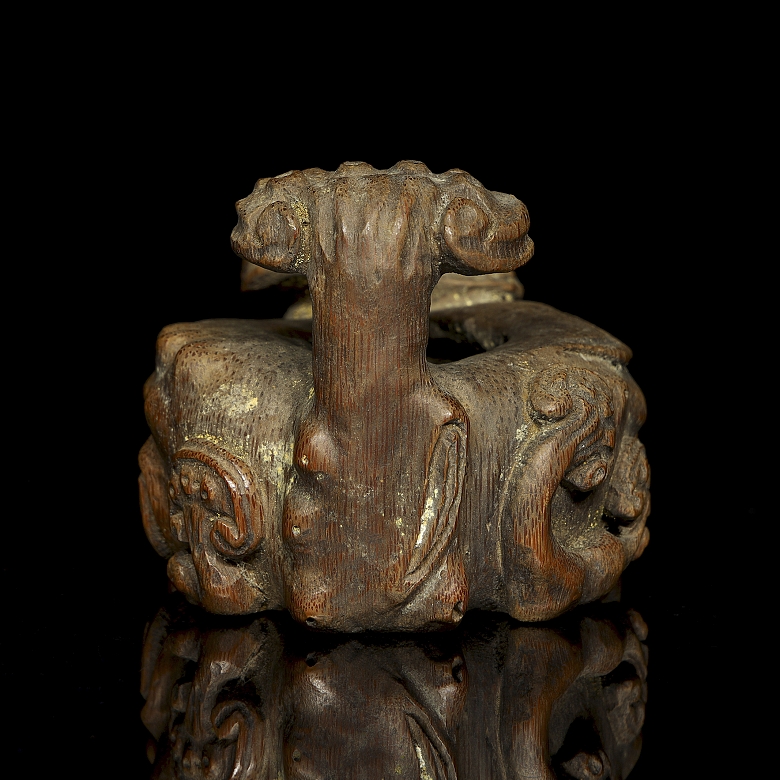 Recipiente para agua “Lingzhi” de madera tallada, dinastía Qing