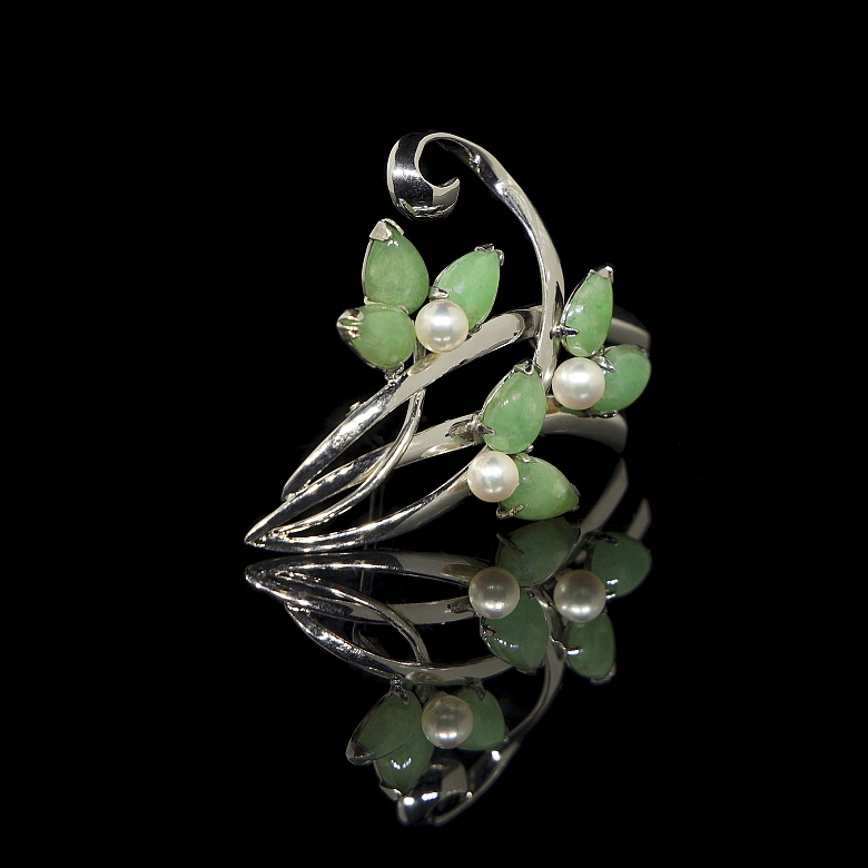Broche de oro blanco con perlas y jadeíta