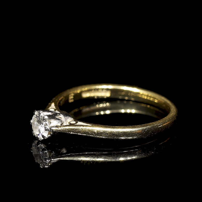 Solitario de oro amarillo de 18K y diamante