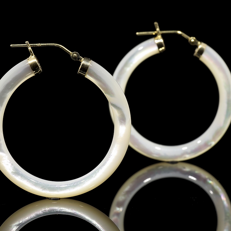 Pendientes de aro en oro amarillo de 18k con nácar